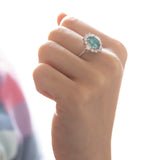 Bague en or blanc 18 carats avec émeraude (2,10 ct environ) et diamants (1,20 ct environ)