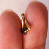 Lotto comprendente ciondolo in oro 18K con ametista, ciondolo in oro 18K con zaffiro e ciondolo a forma di chiave di violino in oro 18K