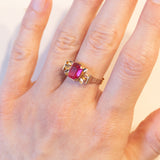 Anello vintage in oro 18K con pasta di vetro rosa, anni ‘60