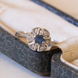 Anello vintage a margherita in oro bianco 14K con zaffiro e diamanti, anni ‘60