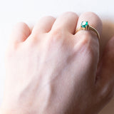 Anello vintage in oro 18K con smeraldo sintetico e diamanti, anni ‘70/‘80