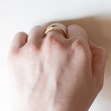 Anello a fascia in oro 18K con zaffiro e diamanti, anni ‘70