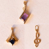 Lotto comprendente ciondolo in oro 18K con ametista, ciondolo in oro 18K con zaffiro e ciondolo a forma di chiave di violino in oro 18K