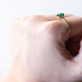 Anello vintage in oro 18K con smeraldo sintetico e diamanti, anni ‘70/‘80