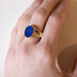 Anello antico da sigillo in oro 14K con lapislazzuli inciso, anni ‘30