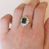 Bague marguerite en or 14 carats avec émeraude (environ 1,50 ct) et diamants (environ 0,80 ct), années 1940/1950