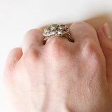 Anello vintage in stile antico in oro giallo 18K e argento con smeraldi (0.80ctw ca.) e diamanti (0.36ctw ca.), anni '60