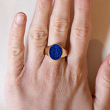 Anello antico da sigillo in oro 14K con lapislazzuli inciso, anni ‘30