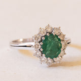 Anello vintage a margherita in oro bianco 18K con smeraldo (2.20ct ca.) e diamanti (1ctw ca.), anni ‘60