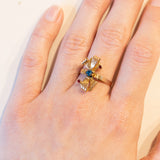 Anello vintage in oro 18K con pasta di vetro blu e paste di vetro rosse, anni ‘50