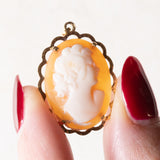 Ciondolo vintage in oro giallo 18K con cammeo su conchiglia e catenina in oro giallo 18K, anni ‘50/‘60