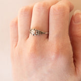 Anello antico in platino e oro bianco 18K con diamanti (centrale 0.30ct ca.), anni ‘20/‘30