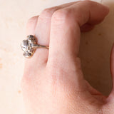 Anello a margherita antico in oro 18K e argento con diamanti di taglio vecchia miniera (1.15ctw ca.), seconda metà dell’800