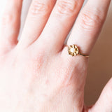 Anello retró a forma di fiore in oro giallo 18K con perla bianca, anni ‘40