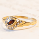 Anello vintage in oro 18K con granato e pietre bianche, anni ‘70