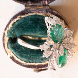 Anello vintage in oro bianco 18K con smeraldi (2.40ctw ca.) e diamanti (2ctw ca.), anni ‘60/‘70