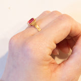 Anello vintage in oro 18K con pasta di vetro rosa, anni ‘60