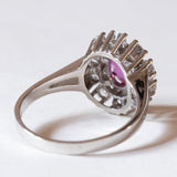 Anello vintage a margherita in oro bianco 14K con rubino (0.67ct ca.) e diamanti (0.86ctw), anni ‘60/‘70