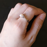 Anello vintage in oro bianco 14K con perla e diamanti (0.12ctw ca.), anni ‘60
