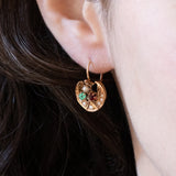 Orecchini Borbonici in oro giallo 18K con perline bianche, paste di vetro rosse e paste di vetro verdi, fine ‘800