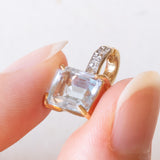Ciondolo vintage in oro giallo e bianco 14K con topazio azzurro (2ct ca.) e diamanti (0.03ctw ca.), anni ‘70