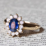 Anello a margherita vintage in oro 9K con zaffiro (0.80ct ca.) e diamanti (0.24ctw ca.), anni ‘60/‘70