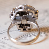 Anello vintage a forma di cestino di fiori in oro 18K, diamanti bianchi, diamanti fancy gialli e zaffiri, anni ‘60