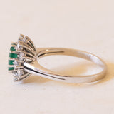 Anello vintage a margherita in oro bianco 18K con smeraldo (2.20ct ca.) e diamanti (1ctw ca.), anni ‘60