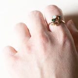 Anello antico in oro 18K con opale e paste di vetro verdi, anni '10/'20