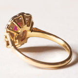 Anello vintage a margherita in oro 18K con rubino (0.30ct ca.) e diamanti (0.30ctw ca.), anni ‘60