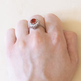 Anello vintage a margherita in oro bianco 14K con opale di fuoco (2.50ct ca.) e diamanti (0.70ctw ca.), anni ‘70