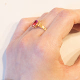 Anello vintage in oro 18K con pasta di vetro rosa, anni ‘60