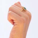 Anello vintage a margherita in oro 18K con smeraldo e diamanti (0.24ctw ca.), anni '70