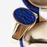 Anello antico da sigillo in oro 14K con lapislazzuli inciso, anni ‘30