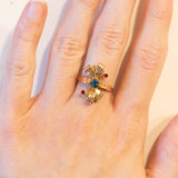 Anello vintage in oro 18K con pasta di vetro blu e paste di vetro rosse, anni ‘50