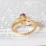 Anello vintage in oro 18K con rubini e diamanti (0.04ctw ca.), anni ‘70