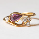 Anello vintage in oro giallo 18K con rubino (0.90ct ca.) e diamanti (0.20ctw ca.), anni ‘70/‘80