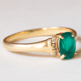Anello vintage in oro 18K con smeraldo sintetico e diamanti, anni ‘70/‘80