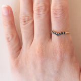 Anello vintage a “V” in oro 14K e zaffiri, anni ‘70