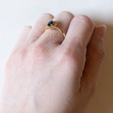 Anello vintage a margherita in oro 18K con zaffiro e diamanti, anni ‘70