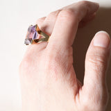 Anello vintage da cocktail in oro 14K con ametista (7ct ca.), anni ‘60/‘70