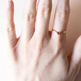 Anello a “V” vintage in oro 18K con rubino, anni ‘70