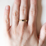 Anello a fascia in oro 18K con zaffiro e diamanti, anni ‘70