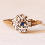 Anello vintage a margherita in oro giallo e in oro bianco 14K con zaffiro (0.05ct ca.) e diamanti (0.20ctw ca.), anni ‘40/‘50
