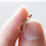 Ciondolo “Mano di Fatima” vintage in oro 18K con rubino, anni ‘70