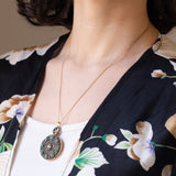 Pendente portafoto in oro giallo 18K e argento con diamanti (centrale di 0.35ct ca.) e turchesi, anni ‘20/‘30