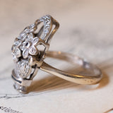 Anello vintage a forma di cestino di fiori in oro 18K, diamanti bianchi, diamanti fancy gialli e zaffiri, anni ‘60
