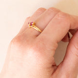 Anello vintage in oro giallo e in oro bianco 18K con rubini e diamanti, anni ‘60