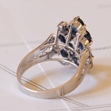 Anello vintage in oro bianco 18K con zaffiri sintetici (4ctw ca.) e diamanti (0.10ctw ca.), anni ‘70