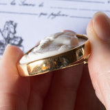 Spilla vintage in oro 18K con cammeo su conchiglia, anni ‘50